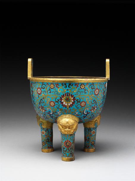 乾隆款掐丝珐琅缠枝莲纹朝天兽面耳三足炉