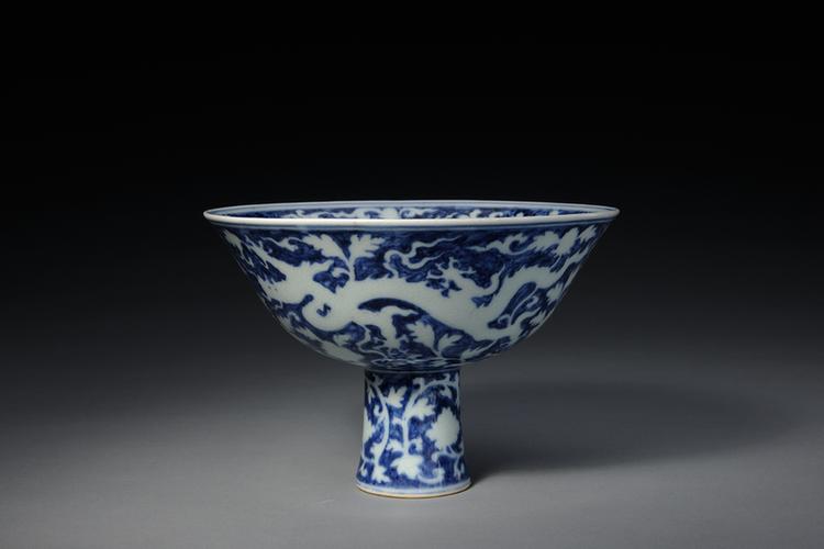 青花地拔白云龙纹高足碗