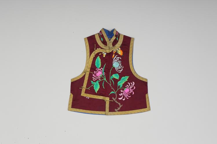 玫瑰红色缎绣菊花蝶纹镶领边琵琶襟女夹小坎肩