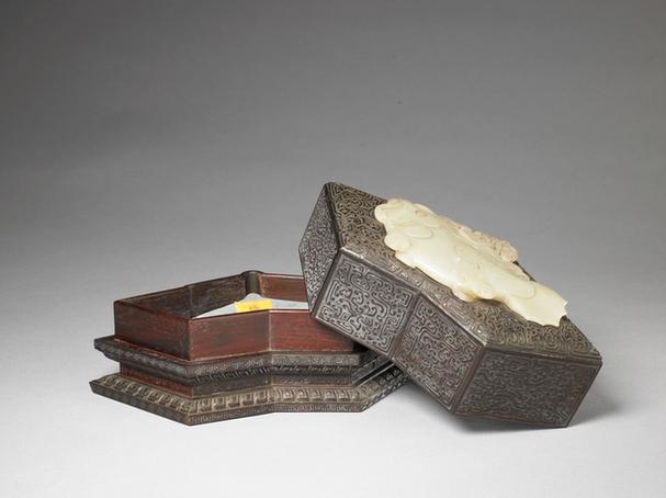 紫檀雕勾云纹嵌玉鱼纹盒