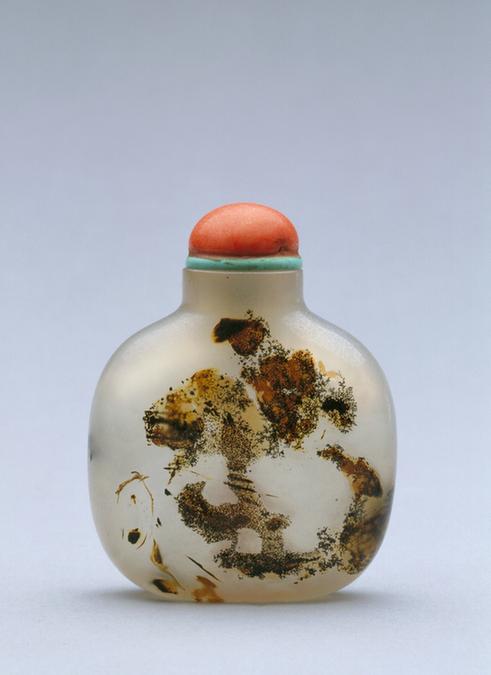 黑白玛瑙巧作花鸟图带珊瑚盖鼻烟壶