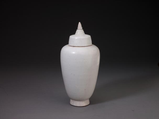 青白釉带盖梅瓶