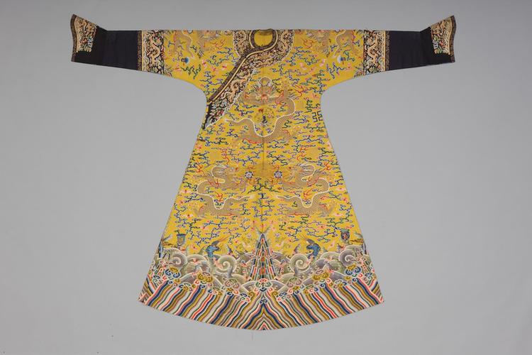 明黄色缂丝彩云蝠金龙纹女单龙袍