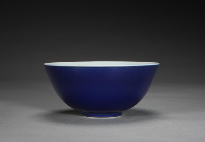 雍正款里白釉外祭蓝釉碗