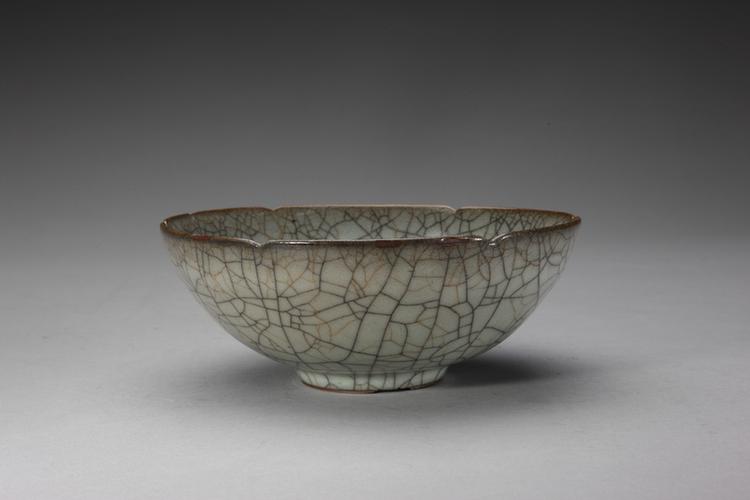 哥窑青灰釉葵口碗