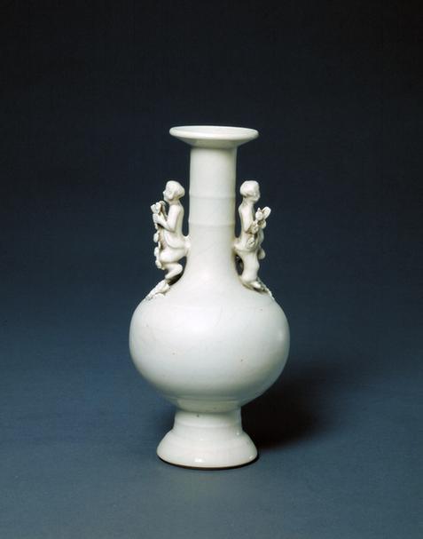 白釉塑贴婴孩耳长颈洗口瓶