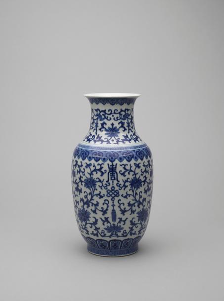 嘉庆款青花缠枝莲纹撇口尊