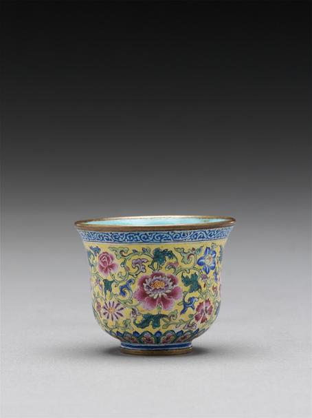 乾隆款画珐琅缠枝花卉纹杯