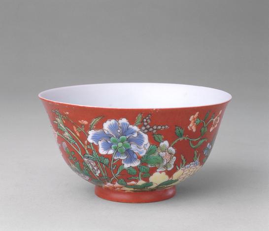康熙御制款胭脂红地珐琅彩花卉纹碗