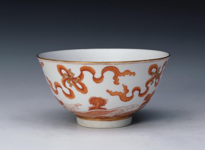 光绪款矾红彩描金海水结带“卍”字纹碗