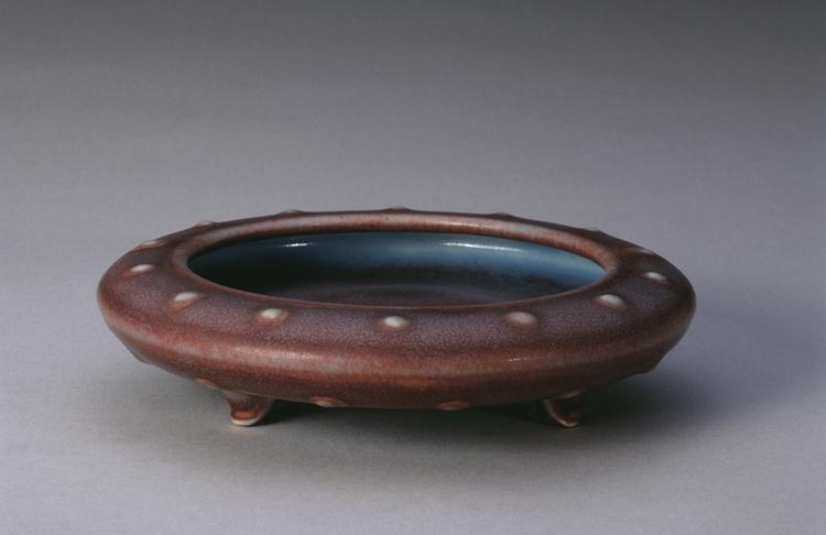 雍正款仿钧釉鼓钉三足扁肚洗