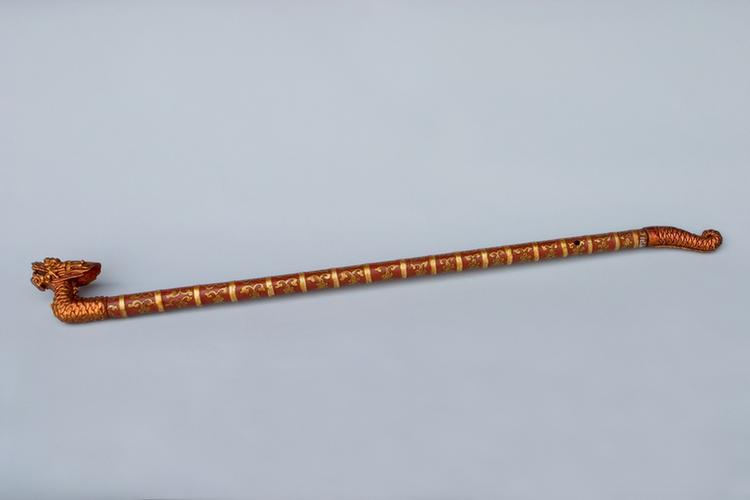 竹红漆描金朵莲纹龙形笛