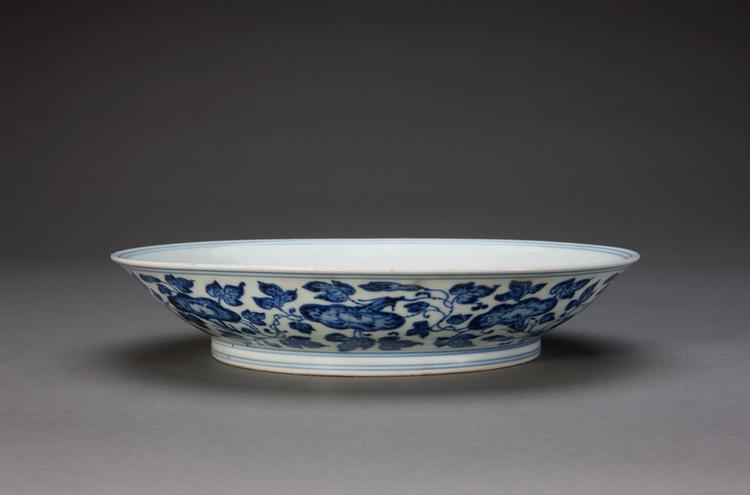 雍正款青花折枝九桃纹盘