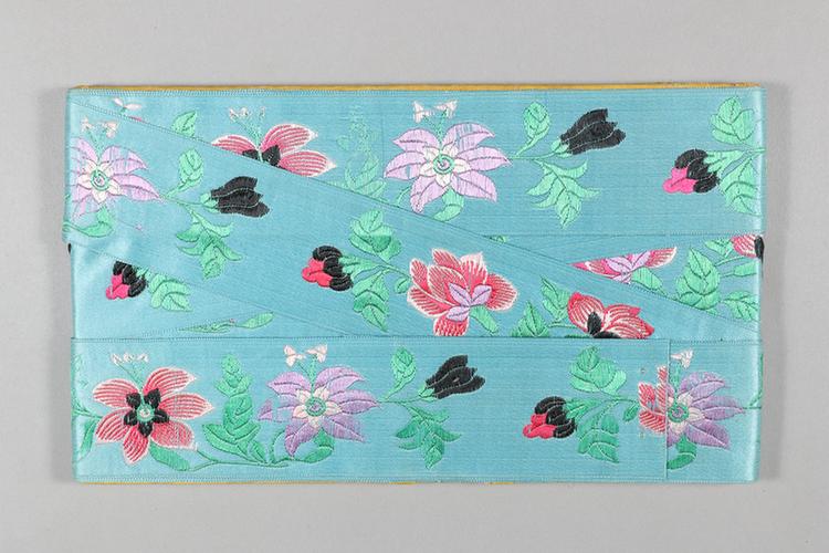 月白色缎地时花牡丹蜀葵纹绦