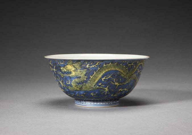 康熙款蓝地黄云龙纹碗