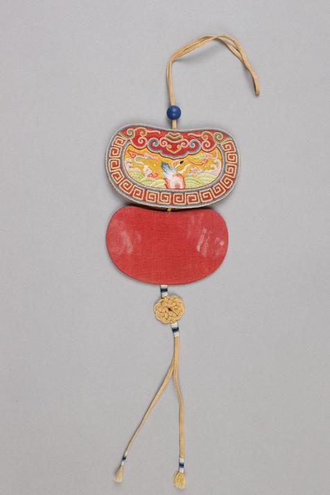 黄色缎绣海水江崖纹腰圆火燫袋