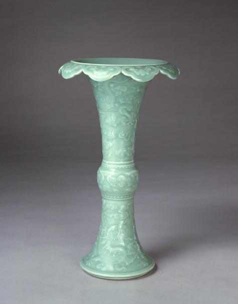 冬青釉凸花纹花觚