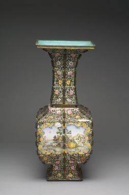 乾隆铜胎画珐瑯带戟方形瓶