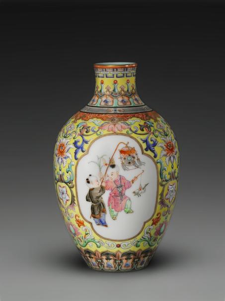 乾隆款珐琅彩六子夺魁图瓶