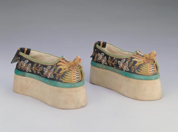 石青色缎缉线绣凤纹头尖底鞋