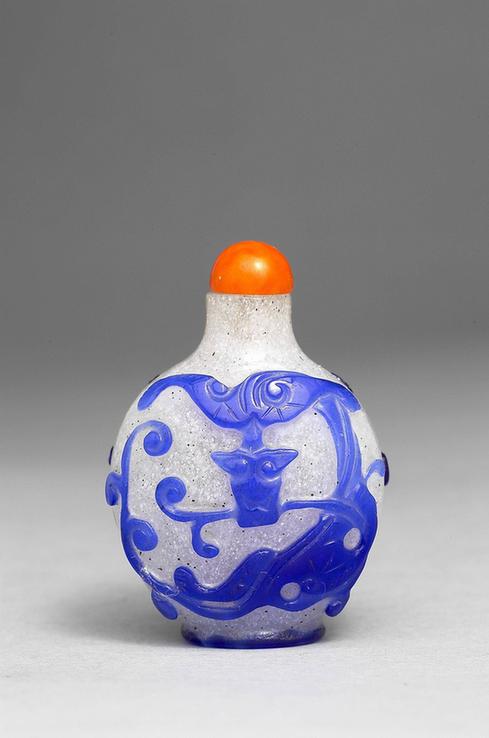 十八 十九世纪 霏雪地套蓝玻璃蟠螭鼻烟壶