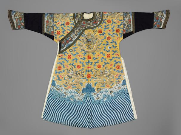 明黄色绸绣彩云金龙纹上羊皮下银鼠皮女龙袍