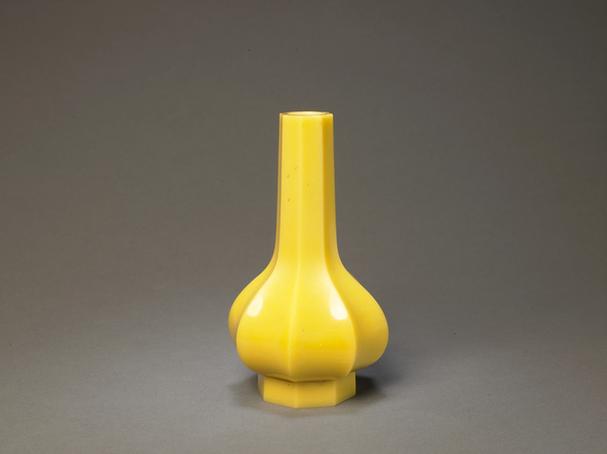 乾隆款黄色玻璃八棱瓶