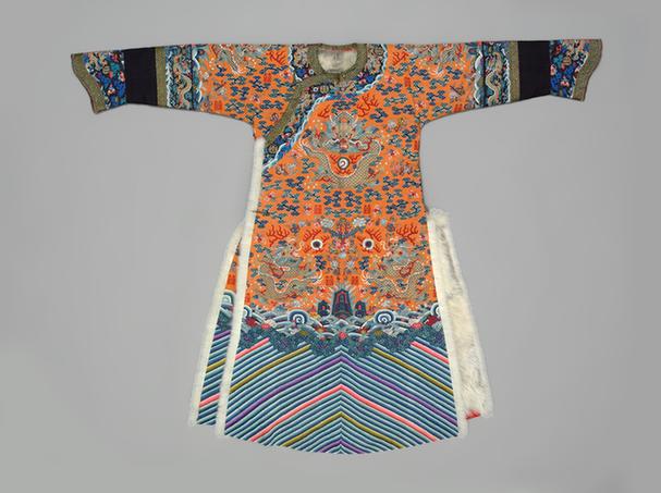 杏黄色缂丝彩云金龙纹青白肷皮女龙袍