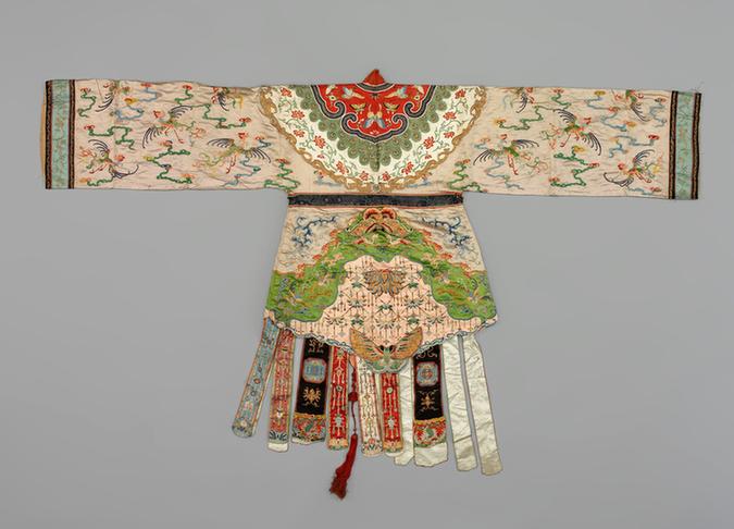 雪灰色缎盘金绣彩云凤纹宫衣