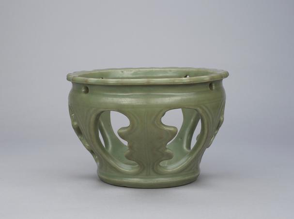 龙泉窑青釉镂空器座
