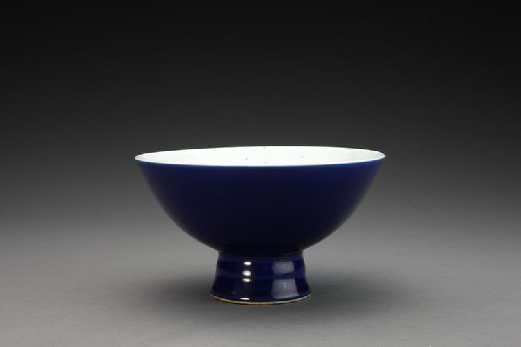 雍正款祭蓝釉高足碗