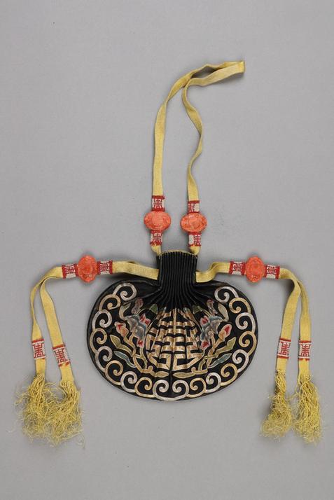 石青色缎平金银锁绣灵芝团寿纹椭圆荷包