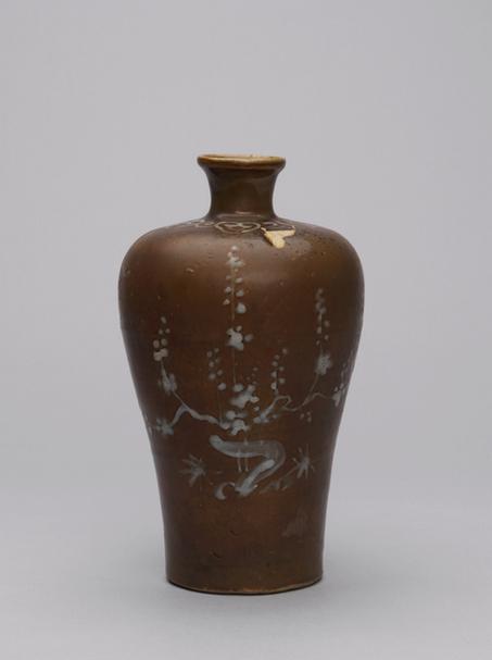 酱釉刻花梅瓶