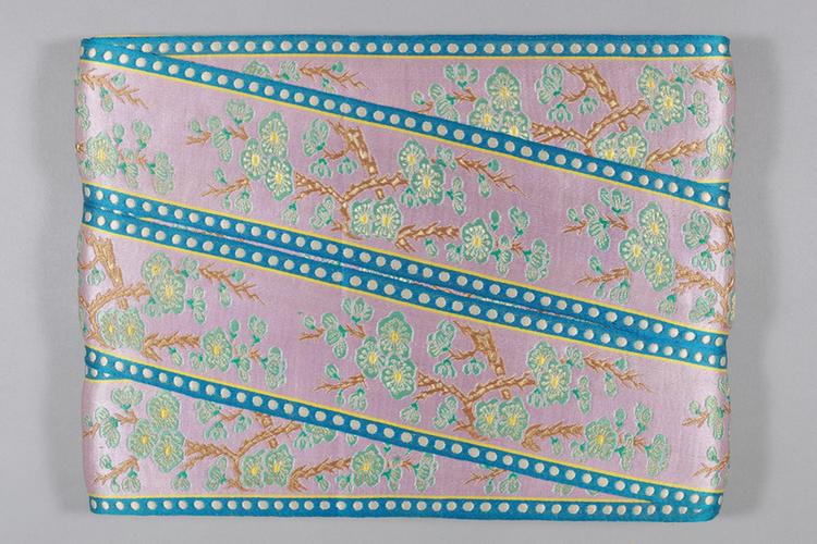 雪灰色缎地织金枝梅纹绦