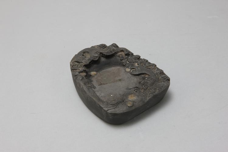 端石雕二龙戏珠随形砚