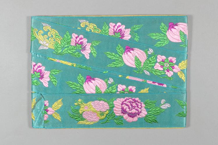 月白色缎地三多牡丹纹绦