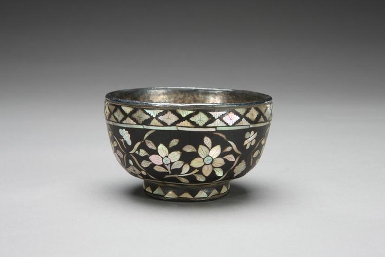 黑漆嵌螺钿缠枝花卉纹银里碗