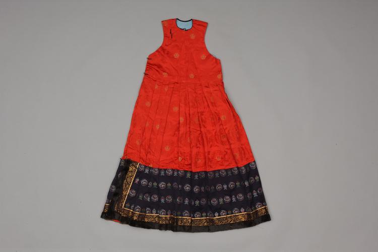 大红色织金缎接石青色寸蟒妆花缎夹朝裙