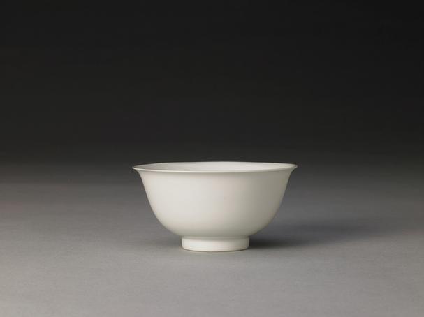 永乐暗款甜白釉撇口碗