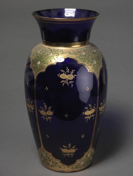 蓝玻璃开光菊花瓶