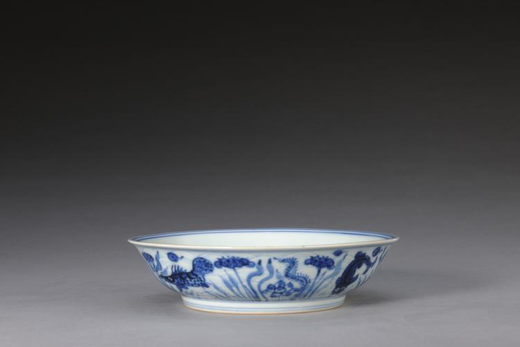 嘉靖款青花鱼藻纹盘