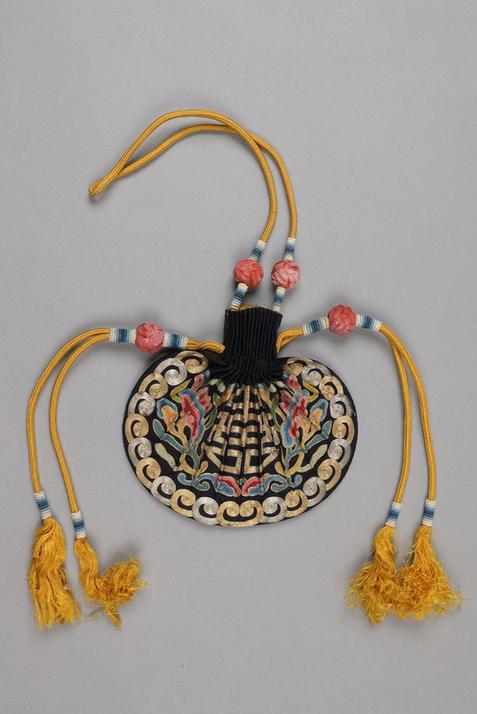 石青色缎平金银锁绣灵芝团寿纹椭圆荷包