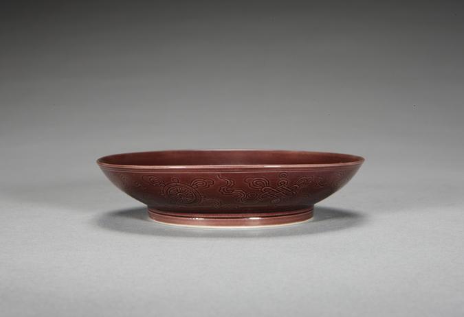 雍正款淡茄皮紫釉暗划八吉祥纹碟