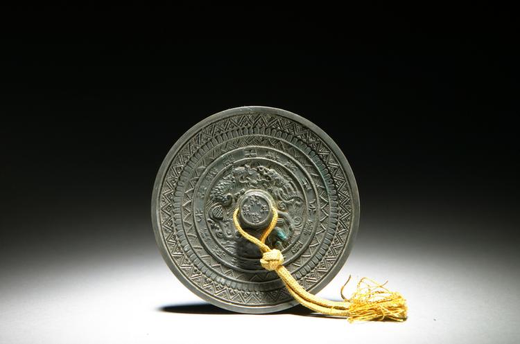 乾隆款四神双螭纹镜