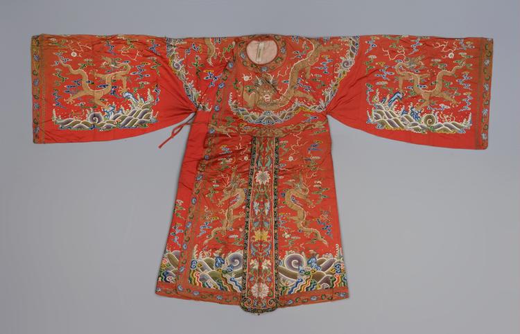 红色缎盘金绣彩云花卉暗八仙金龙纹加官蟒