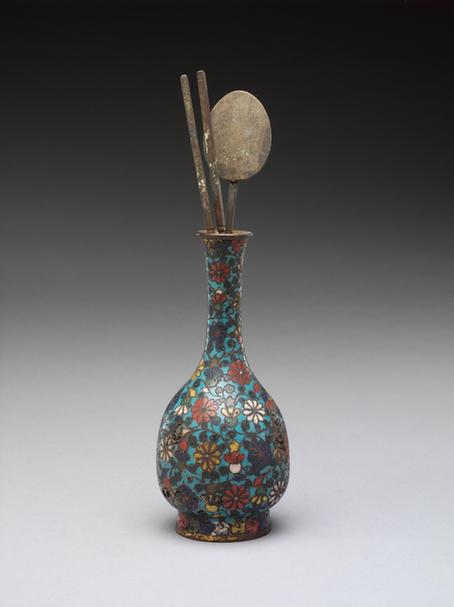 掐丝珐琅缠枝花卉纹撇口瓶