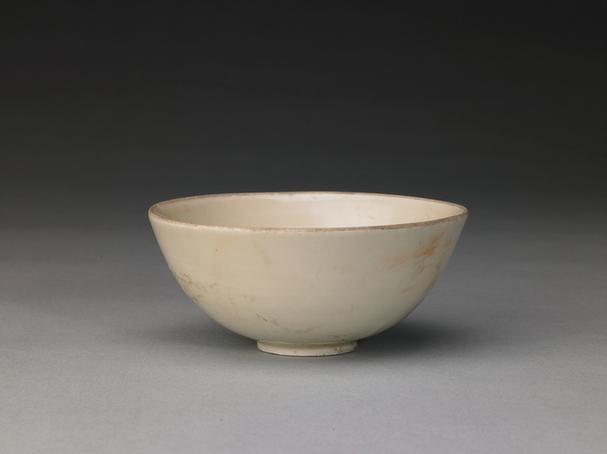 定窑白釉刻鱼藻纹碗