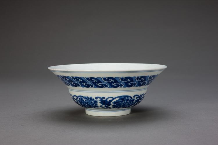青花花卉纹折腰碗