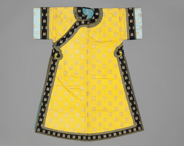 明黄色江绸平金银绣双喜纹棉氅衣