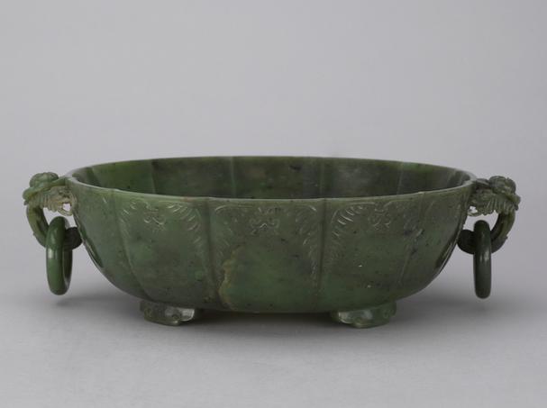 碧玉花耳衔活环花瓣式四足洗